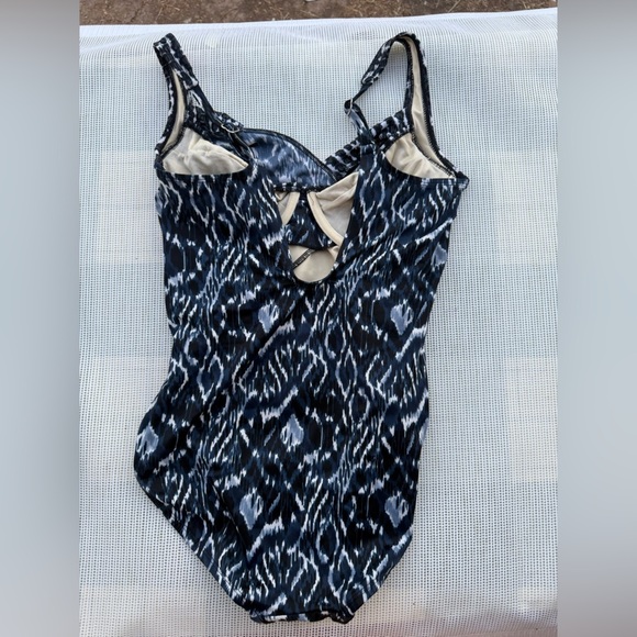 NWOT MIRACLESUIT WOMENS SIZE 10 Black and White Patterned Swimsuit - Picture 3 of 9